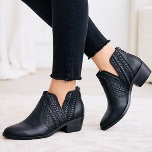 Vince Camuto Black Nubuck Leather Cutout Ankle Booties “Prasata” size 7.5